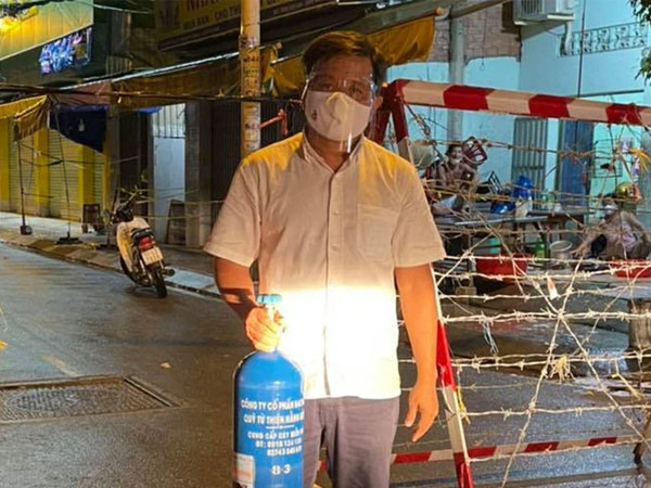 Đêm mưa tầm tã, ông Đoàn Ngọc Hải vẫn lao đi bê bình oxy miễn phí, tiết lộ tình trạng sức khỏe trong mùa dịch