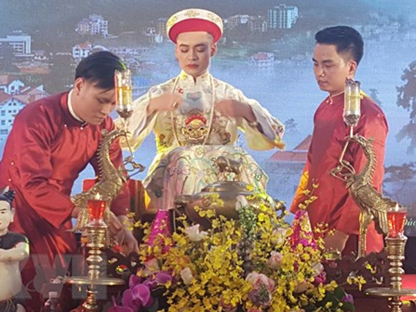 Tụ tập hầu đồng giữa mùa dịch, 20 người bị phạt gần 150 triệu đồng
