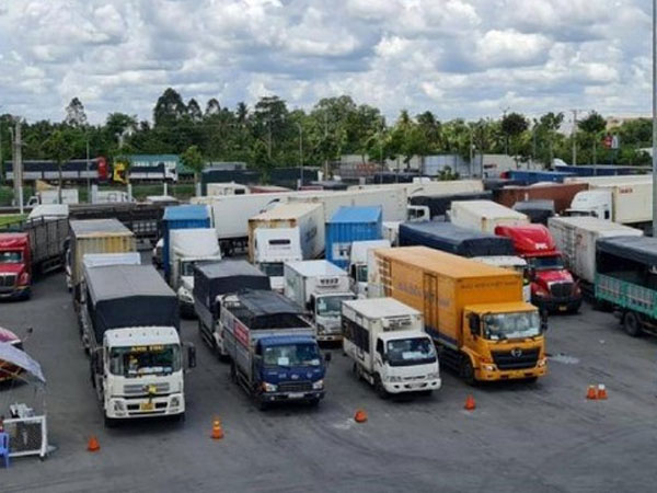 Bộ GTVT nêu đích danh 8 tỉnh, thành phòng chống dịch quá 'gắt' gây ùn ứ việc lưu thông hàng hóa