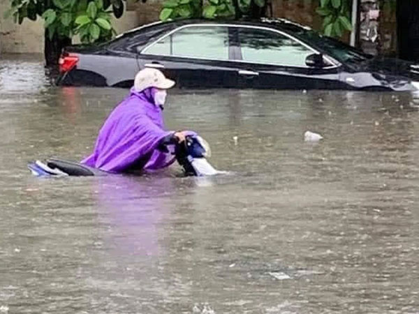 Mưa lớn ở Hải Phòng, nhiều tuyến phố ngập trong biển nước, xe chết máy la liệt