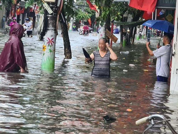 Mưa lớn kéo dài, đường phố Hải Phòng ngập lụt trầm trọng