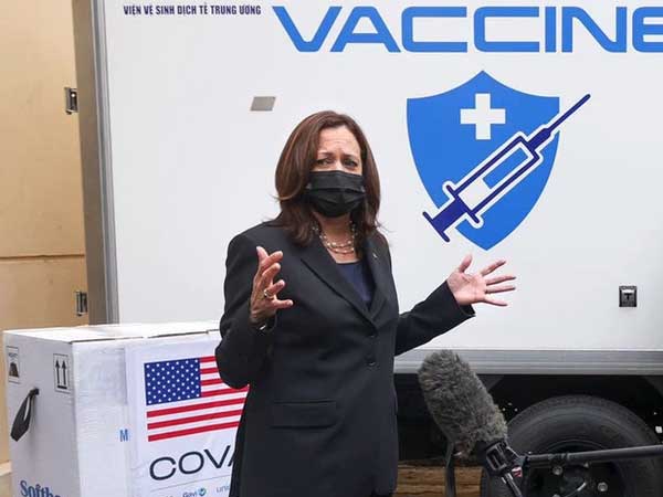 Chùm ảnh: Phó Tổng thống Mỹ Kamala Harris tham quan kho siêu lạnh bảo quản vắc xin ở Viện Vệ sinh Dịch tễ Trung ương