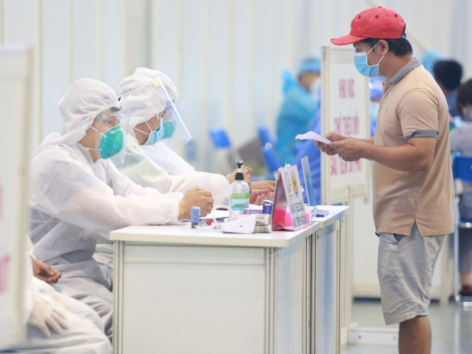 Bị tố tiêm vaccine sai đối tượng, CT xã nói cán bộ tiếp xúc F0 sợ phơi nhiễm nên 'xin tiêm ít mũi cho người nhà'