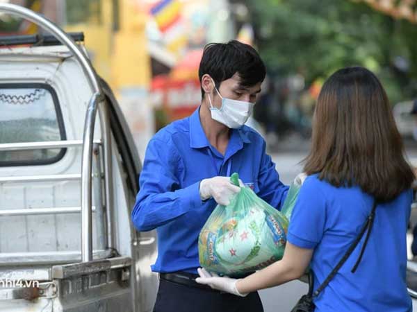 Hà Nội: Khẩn trương tiếp tế cho hàng trăm hộ dân bị phong tỏa tại phường Giáp Bát sau 23 ca mắc Covid-19