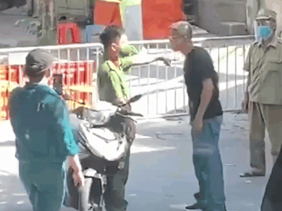 Khởi tố, tạm giam gã đàn ông không đeo khẩu trang chửi bới, bóp cổ công an ở Hà Nội