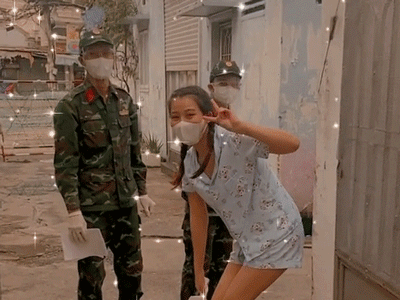 Gái xinh tranh thủ kiếm 'pô' ảnh với mấy anh bộ đội phát gạo làm chị em háo hức lây