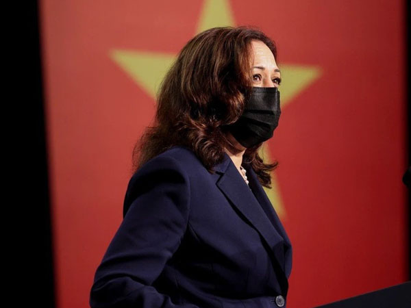 Vì sao bà Kamala Harris chỉ mặc âu phục đen suốt chuyến công du Đông Nam Á?