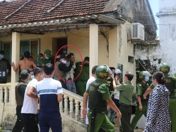 Công an Nam Định đột kích 'giải cứu' cô gái bị bố đẻ 'ngáo đá' bắt làm 'con tin'