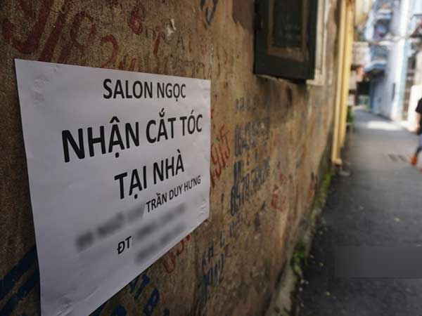Hà Nội nở rộ dịch vụ cắt tóc tại nhà, bất chấp quy định giãn cách xã hội