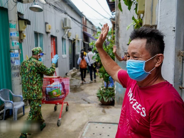 Các chiến sĩ bộ binh dầm mưa, mang rau củ tự tay trồng tặng bà con Sài Gòn khiến ai cũng xúc động: 'Thấy mấy chú vất vả mà sao thương quá'