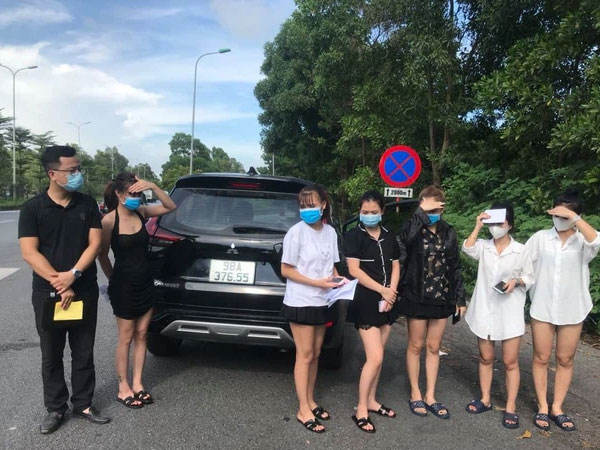 Hà Nội: Phát hiện 6 cô gái trên xe ô tô 7 chỗ dùng giấy đi đường giả