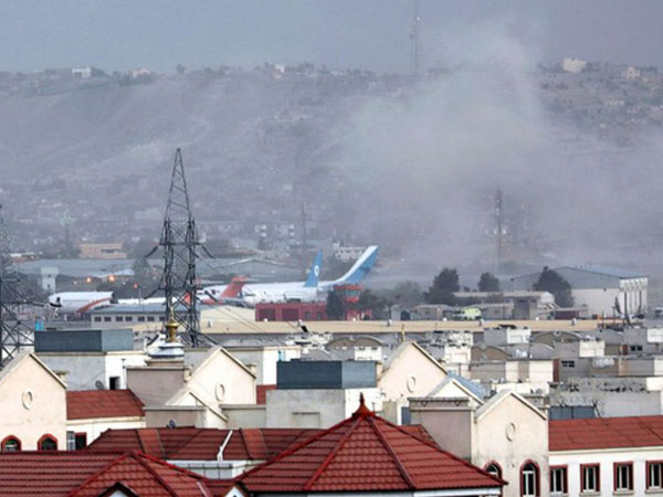 'Tấn công phức tạp' bên ngoài sân bay Kabul làm 13 người chết