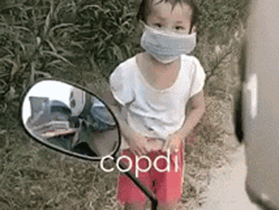Ra đường chơi bị công an quay clip, bé gái vừa xách quần vừa kéo khẩu trang mếu máo xin lỗi