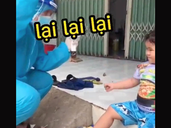 Khoảnh khắc mềm lòng: Tình nguyện viên phải chơi từ oẳn tù tì đến 'hối lộ' nước ngọt cho bé gái để lấy mẫu thử