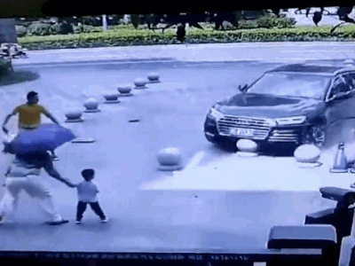 Video: Ô tô 'điên' đâm loạn xạ, 3 người đi đường may mắn thoát chết