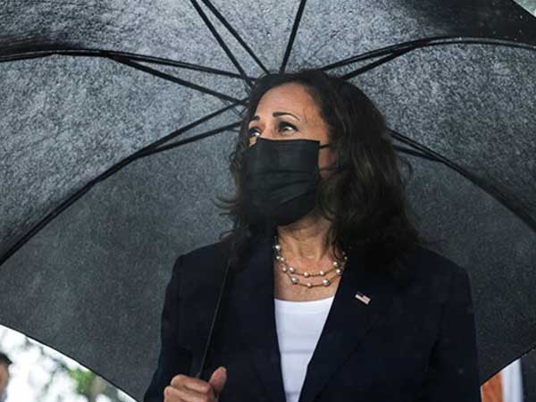 Suốt cả chuyến công du Đông Nam Á, Phó Tổng thống Mỹ Kamala Harris chỉ mặc âu phục màu đen, lý do là gì?