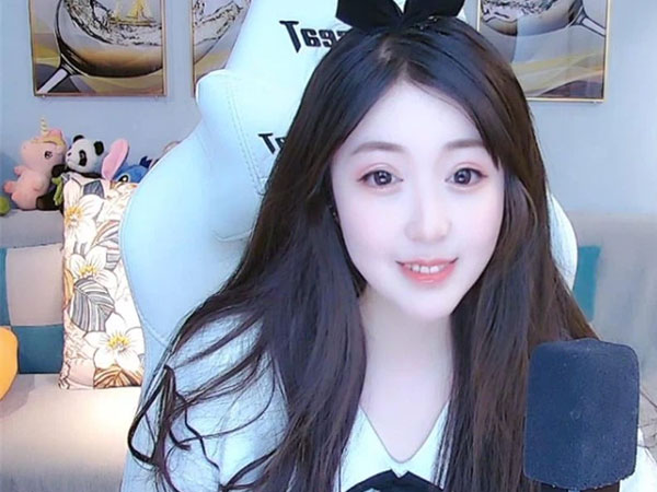 'Try hard' quá hăng, nữ streamer xinh đẹp vô tình tiết lộ đã có con trai 13 tuổi, fan lập tức phản ứng gay gắt vì cho rằng bị lừa dối