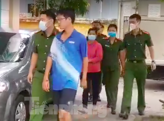 Bắt tạm giam 2 cán bộ y tế nhận hối lộ để cho hàng trăm công nhân 'thông chốt'