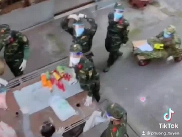 Bé gái hớn hở chào đón các anh bộ đội phát lương thực, nào ngờ được đáp trả bằng một hành động khiến ai cũng xao xuyến