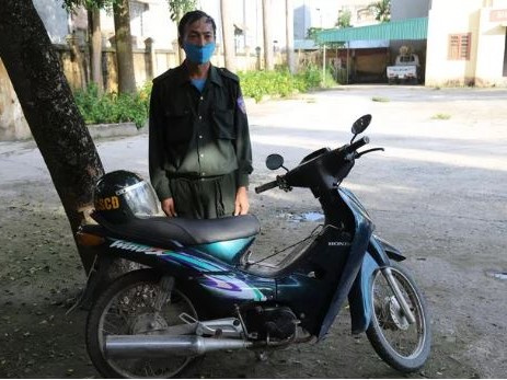 Bảo vệ trang trại lợn bỏ tiền triệu mua trang phục CSCĐ mặc ra đường cho oai
