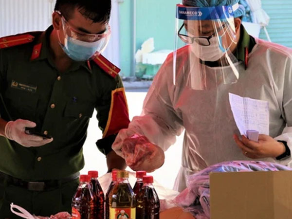 Ảnh: Công an mướt mồ hôi 'chốt đơn' tại 30 điểm bán hàng phi lợi nhuận cho người dân Đà Nẵng