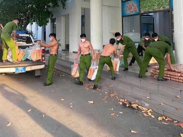 Các anh công an cởi trần vác gạo, bê trứng khiến dân tình 'điêu đứng', không thể rời mắt khỏi cơ bụng cuồn cuộn