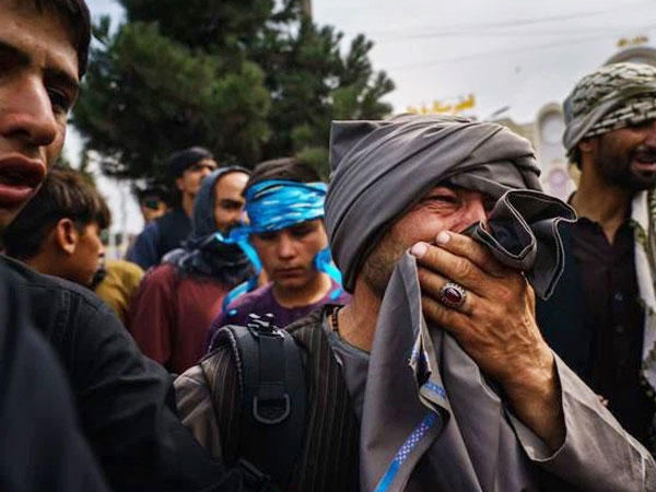 Vụ nổ rung chuyển sân bay Afghanistan: Cha mẹ lính Mỹ đau đớn, thất vọng hay tin con qua đời, 20 năm hóa thành tro bụi