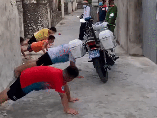 Bắt quả tang 6 đối tượng vi phạm giãn cách nhưng không thể phạt tiền, công an xử lý đáo để ai cũng phải khen