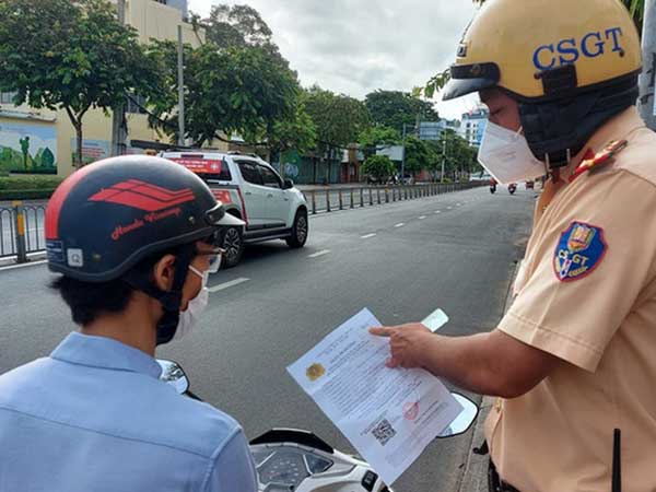 Nữ tình nguyện viên khoe giấy đi đường lên facebook kèm nội dung 'được chạy vòng vòng... cảm ơn ông anh trai'