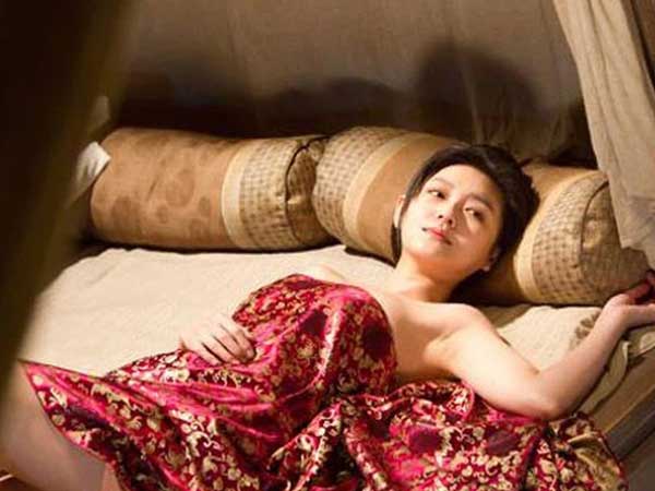 Sau đêm cuối với bạn trai trước khi chia tay, sáng dậy tôi hoảng loạn nhìn thứ anh để lại ở cuối giường