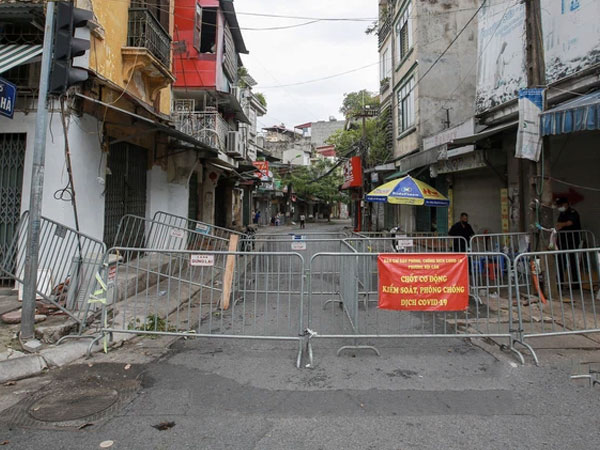 Hà Nội: Dựng rào chắn kiểm soát, dừng hoạt động chợ Ngọc Hà vì một tiểu thương dương tính SARS-CoV-2