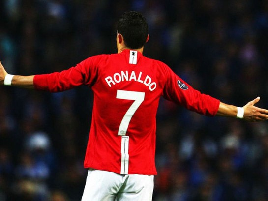 Vừa về Man United, Ronaldo được báo Anh tìm tận… 23 lí do để yêu