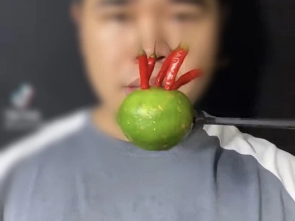 Phẫn nộ clip TikToker ăn cay 'hủy diệt dạ dày', hành động câu view rất đáng lên án!
