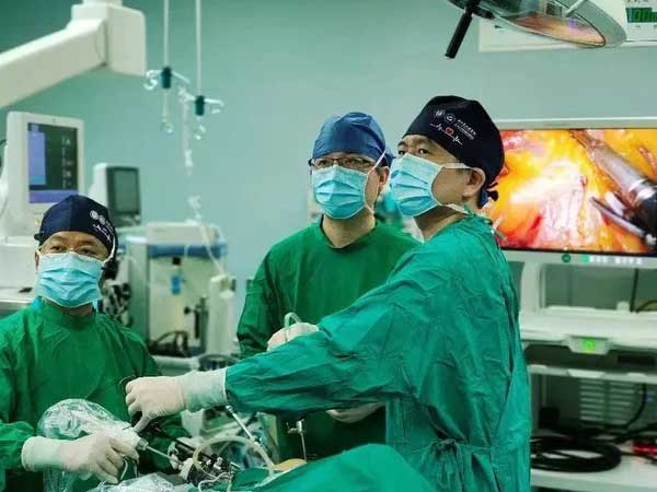 2 vợ chồng đi ngoài ra máu do mắc ung thư đại trực tràng giai đoạn cuối, nguyên nhân xuất phát từ món ăn vặt nhiều người yêu thích