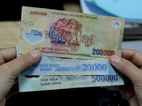 Lỡ vay tiêu dùng, quẹt thẻ tín dụng trước dịch, nhiều người chật vật trả góp hàng tháng