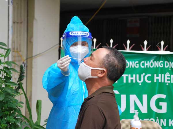 Hà Nội: Lấy mẫu xét nghiệm toàn bộ cư dân sau khi phát hiện người giao gà cho chung cư dương tính SARS-CoV-2