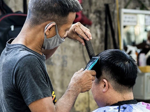 Thượng úy công an bị đình chỉ công tác do đi lấy ráy tai, hớt tóc trong lúc giãn cách