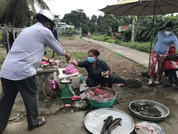 TP.HCM: Người dân một hẻm ở Bình Tân vô tư họp chợ giữa tâm dịch