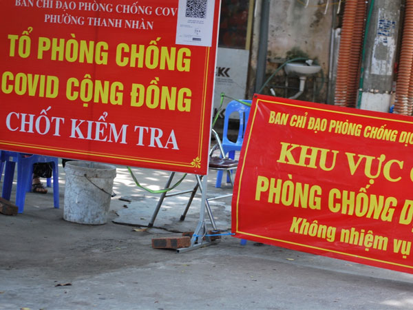 Hà Nội: Phong tỏa tạm thời 2 con ngõ nơi ở của nữ nhân viên bệnh viện và công an chốt trực mắc COVID-19