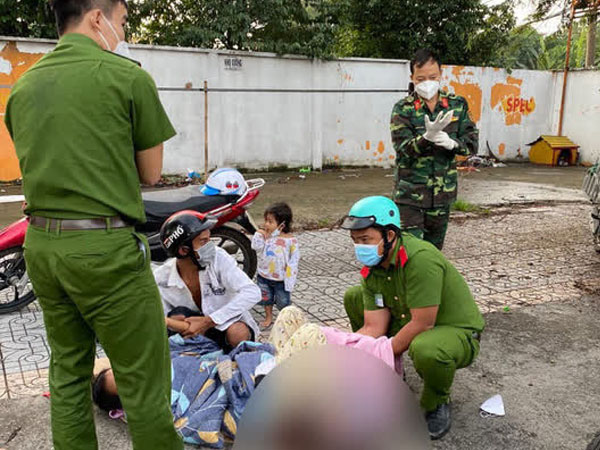 Chiến sĩ công an, bộ đội đỡ đẻ cho thai phụ ngay trên vỉa hè
