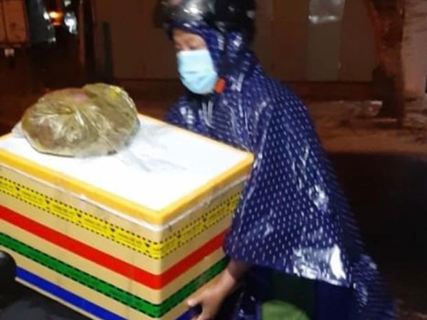 Giữa đêm mưa gió, chiến sĩ công an chở thùng hàng đặc biệt đến nhà người dân khiến tất cả cảm động