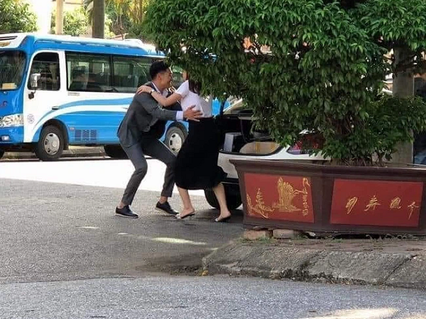Hương vị tình thân: Rò rỉ cảnh Long - Nam gặp ông Sinh sau khi kết hôn, đôi vợ chồng trẻ còn âu yếm 'tư thế lạ'