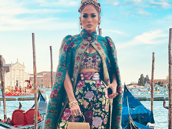 Lên đồ vương giả, Jennifer Lopez lộng lẫy như nữ hoàng tới show Dolce & Gabbana nhưng vẫn mất điểm vì một chi tiết nhỏ