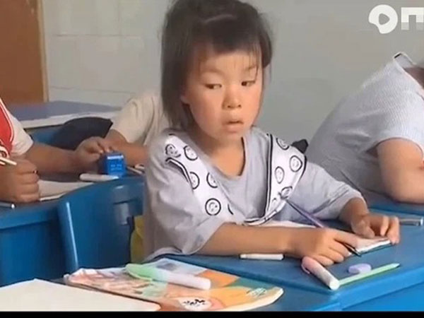 Biểu cảm bá đạo của bé gái khi chép bài bạn gây bão MXH, cách xử lý của cậu bé ngồi bên càng tấu hài hết cỡ
