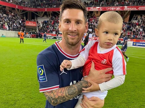 Thần tượng được săn đón: Thủ môn đội bạn nhờ Messi bế con chụp ảnh