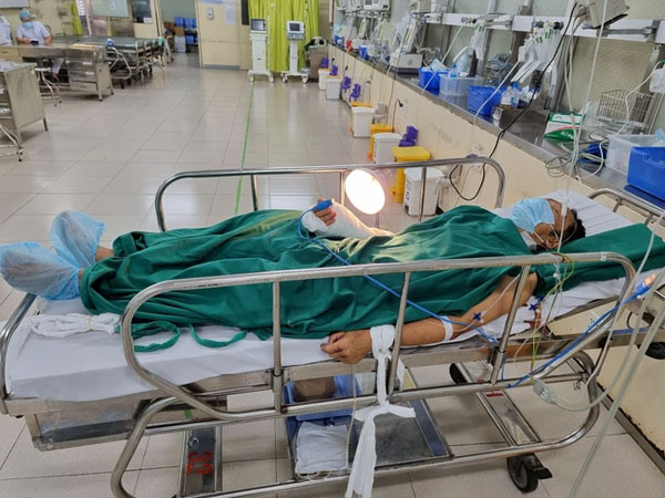 Sức khỏe hiện tại của người đàn ông bị nam tài xế chém đứt lìa tay khi đang chở F0 đi điều trị