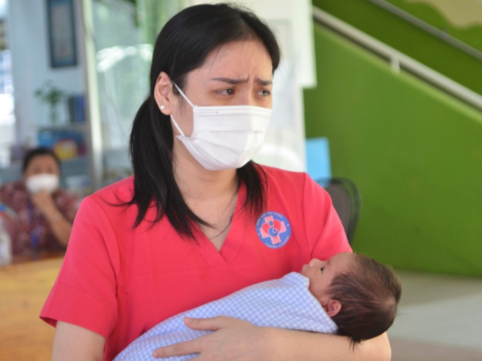 Giọt nước mắt hạnh phúc của nữ tiếp viên xin làm 'mẹ' cho hàng chục trẻ sơ sinh có bố mẹ là F0