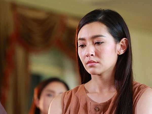 Thấy anh rể tương lai tình tứ với gái lạ, tôi lao vào đánh ghen nhưng rồi chị gái lại bị vùi dập tơi tả