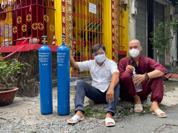 Ông Đoàn Ngọc Hải bị bà Phương Hằng 'cấm cửa' vì chuyện oxy miễn phí; nhóm từ thiện hờn dỗi đòi lên Đại Nam trả lại