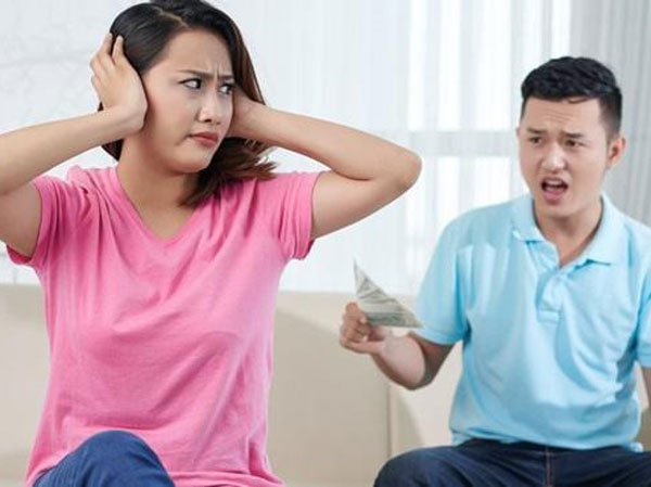 Bị chồng lột sạch tiền lương, tiền thai sản, tới khi xin đi khám răng vợ khóc không ra nước mắt vì chồng chỉ đưa đúng 100 nghìn